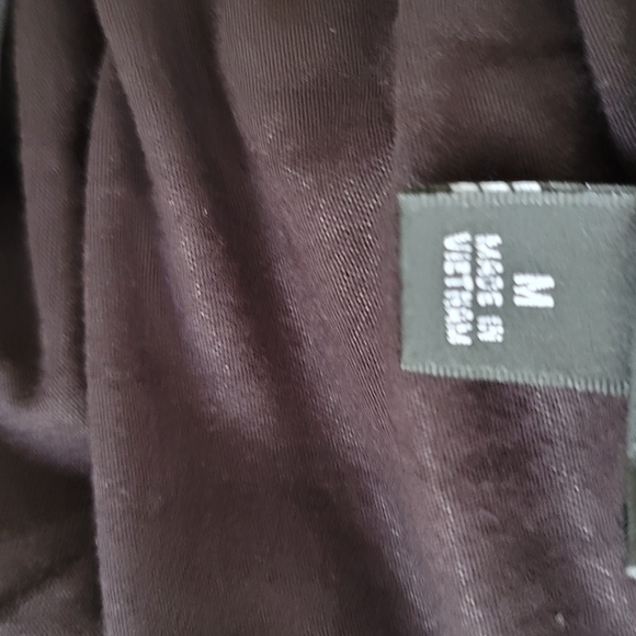 B Design Sheer Blouse V Neckline with Black Tank and Necklace Size Medium - Picture 4 of 4